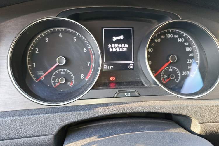 Used Volkswagen Golf 2015 1.4TSI Automatic Comfort Model Odometer Close Up