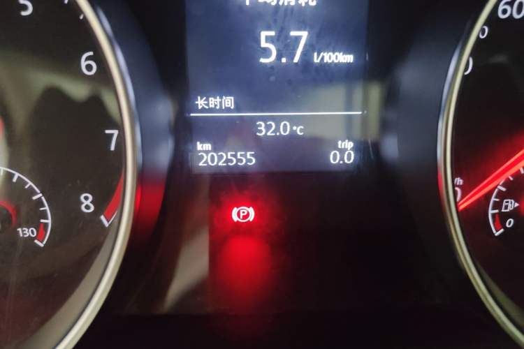 Used Volkswagen Golf 2015 1.4TSI Automatic Luxury Model Odometer Close Up