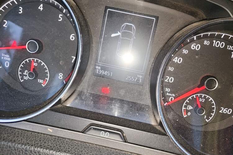 Used Volkswagen Golf 2015 1.4TSI Manual Comfort Model Odometer Close Up