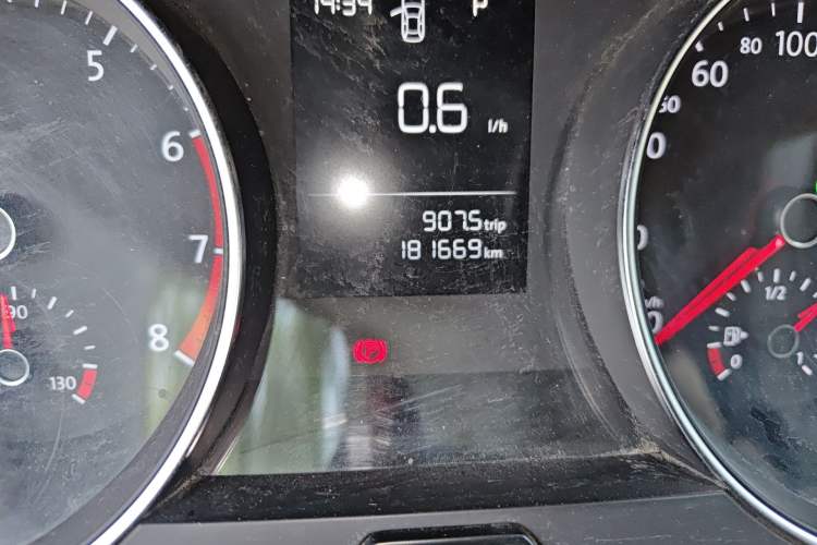 Used Volkswagen Golf 2015 1.6L Automatic Fashion Model Odometer Close Up