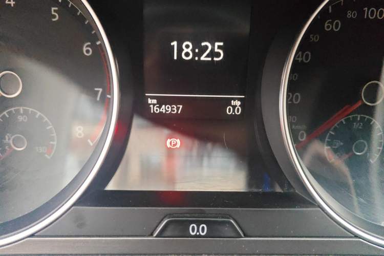 Used Volkswagen Golf 2015 1.4TSI Automatic Comfort Model Odometer Close Up