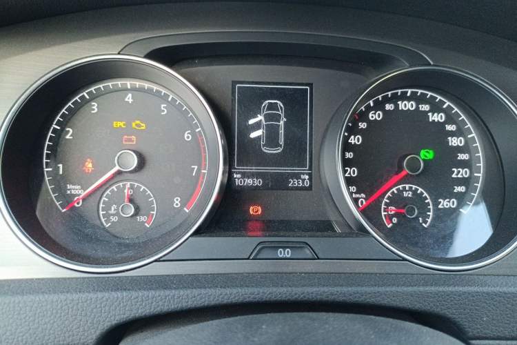 Used Volkswagen Golf 2015 1.4TSI Automatic Luxury Model Odometer Close Up