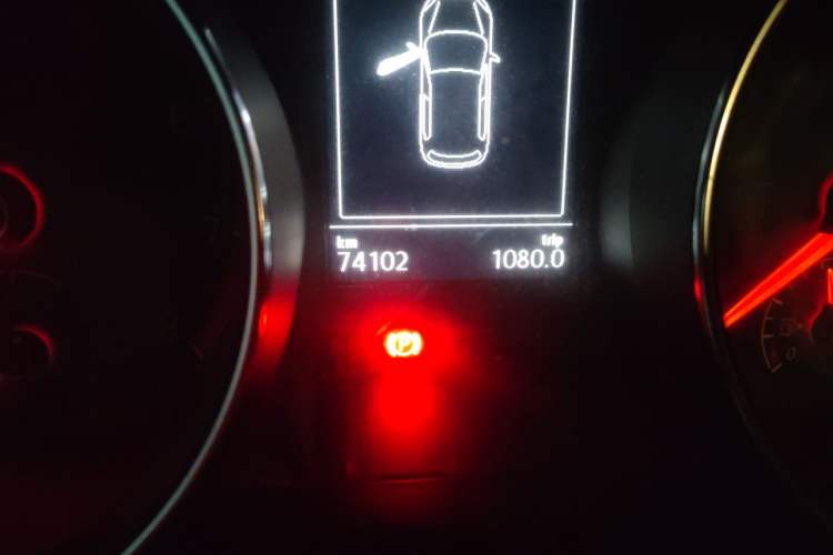 Used Volkswagen Golf 2015 1.6L Automatic Comfort Model Odometer Close Up