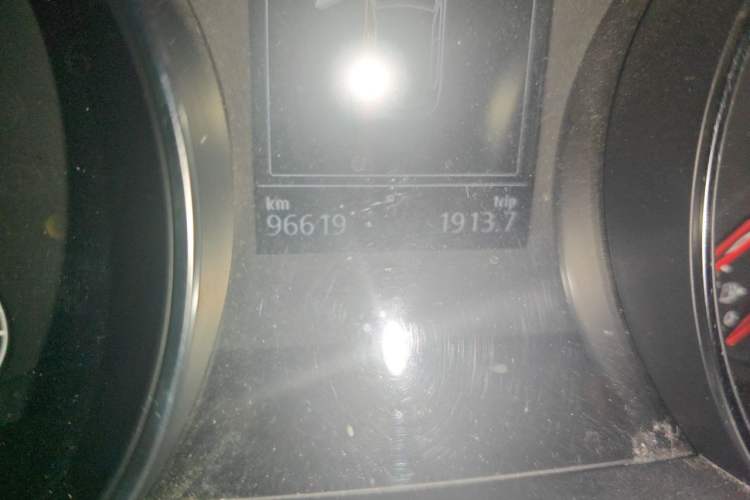 Used Volkswagen Golf 2015 1.4TSI Automatic Comfort Model Odometer Close Up