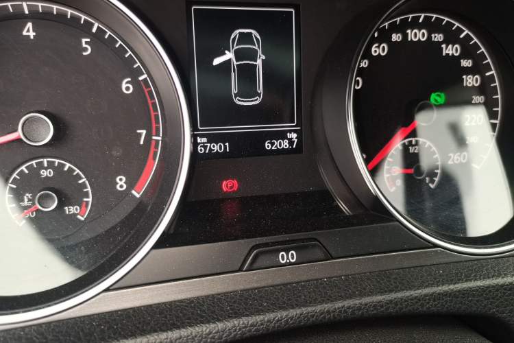Used Volkswagen Golf 2015 1.6L Automatic Comfort Model Odometer Close Up