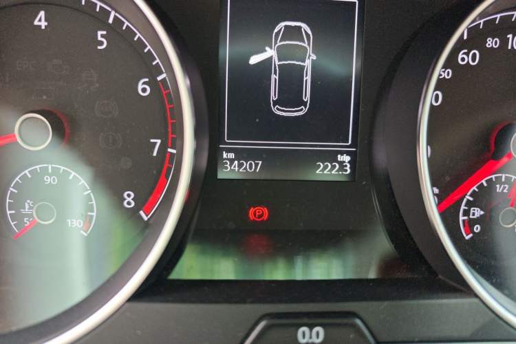 Used Volkswagen Golf 2015 1.4TSI Automatic Luxury Model Odometer Close Up