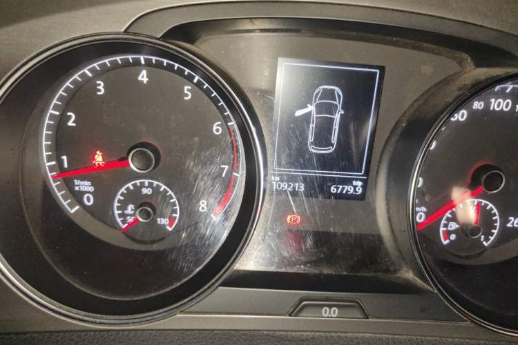 Used Volkswagen Golf 2015 1.4TSI Automatic Comfort Model Odometer Close Up