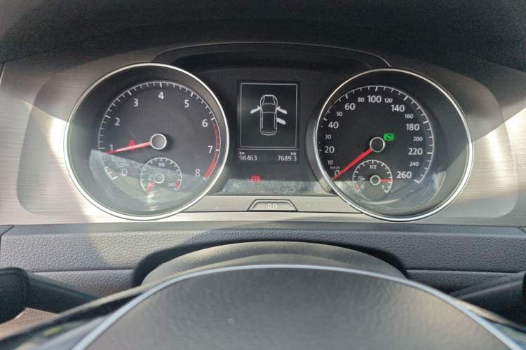 Used Volkswagen Golf 2015 1.4TSI Automatic Comfort Model Odometer Close Up