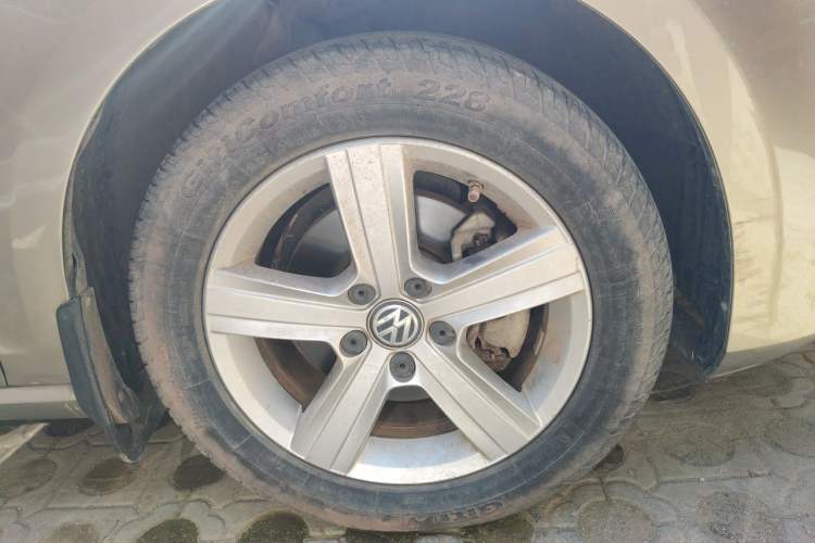 Used Volkswagen Golf 2015 1.4TSI Automatic Comfort Model Right Front Wheel Hub