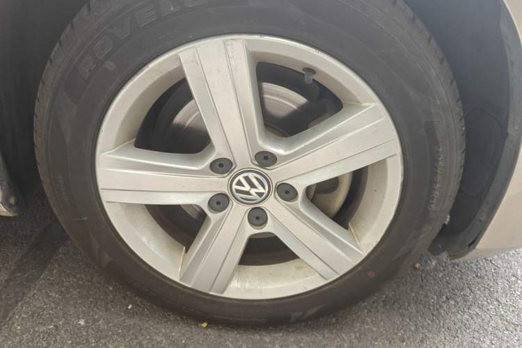 Used Volkswagen Golf 2015 1.6L Automatic Comfort Model Right Front Wheel Hub