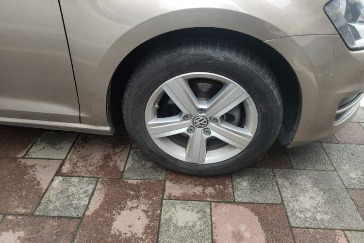 Used Volkswagen Golf 2015 1.6L Automatic Comfort Model Right Front Wheel Hub