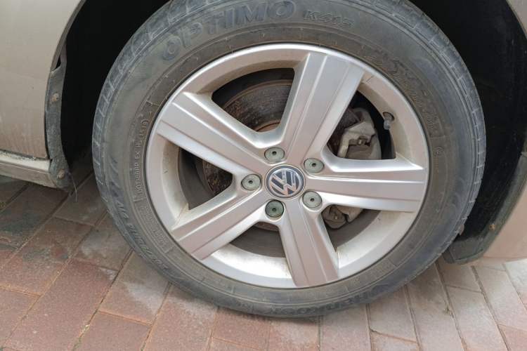 Used Volkswagen Golf 2015 1.6L Automatic Comfort Model Right Front Wheel Hub