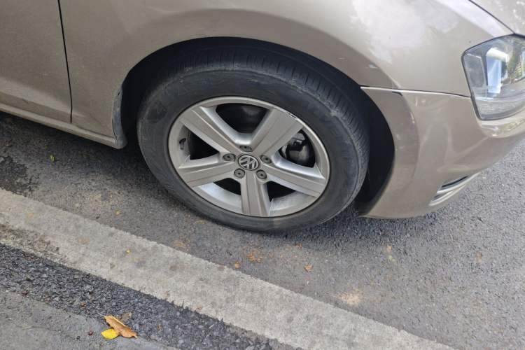 Used Volkswagen Golf 2015 1.4TSI Automatic Comfort Model Right Front Wheel Hub
