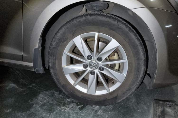 Used Volkswagen Golf 2015 1.6L Automatic Fashion Model Right Front Wheel Hub