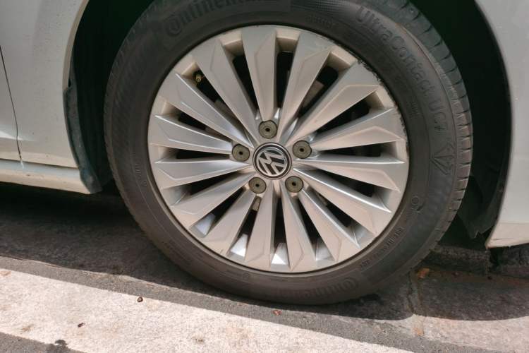 Used Volkswagen Golf 2015 1.6L Automatic Fashion Model Right Front Wheel Hub