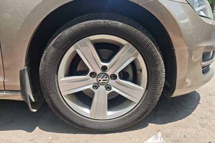 Used Volkswagen Golf 2015 1.4TSI Automatic Comfort Model Right Front Wheel Hub