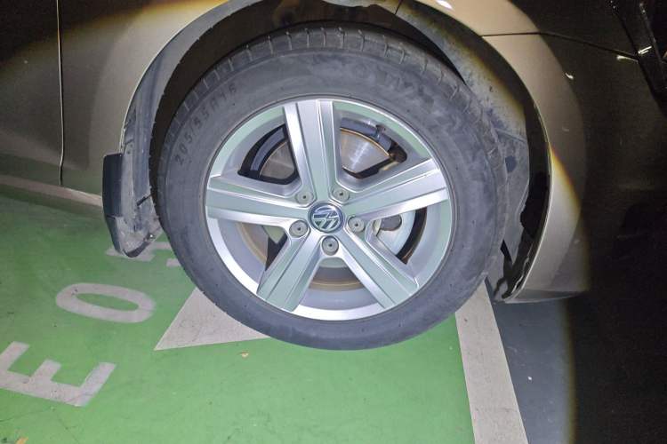 Used Volkswagen Golf 2015 1.6L Automatic Comfort Model Right Front Wheel Hub
