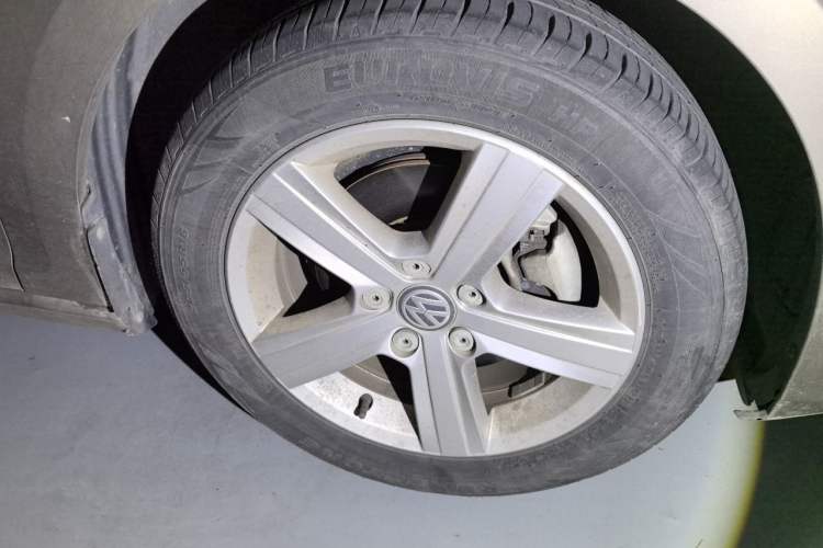 Used Volkswagen Golf 2015 1.4TSI Automatic Comfort Model Right Front Wheel Hub