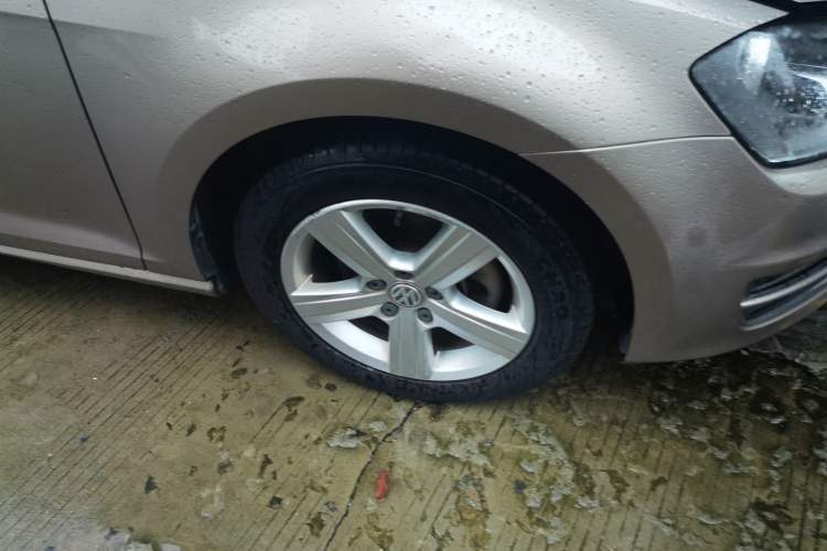 Used Volkswagen Golf 2015 1.4TSI Automatic Comfort Model Right Front Wheel Hub