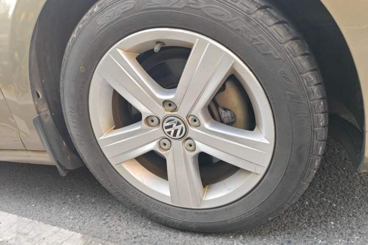 Used Volkswagen Golf 2015 1.4TSI Automatic Comfort Model Right Front Wheel Hub