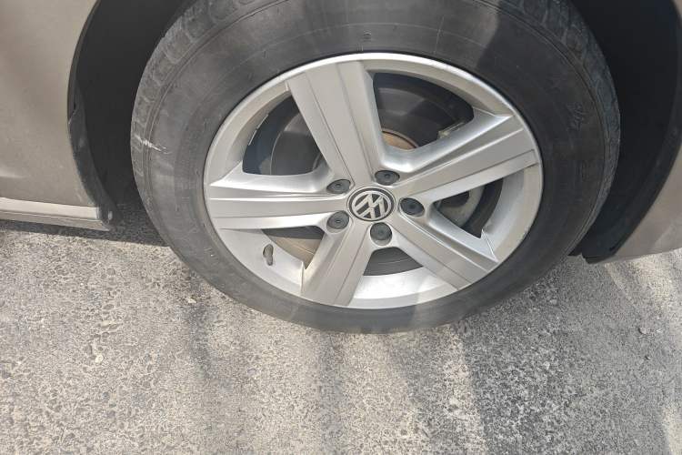 Used Volkswagen Golf 2015 1.4TSI Automatic Comfort Model Right Front Wheel Hub