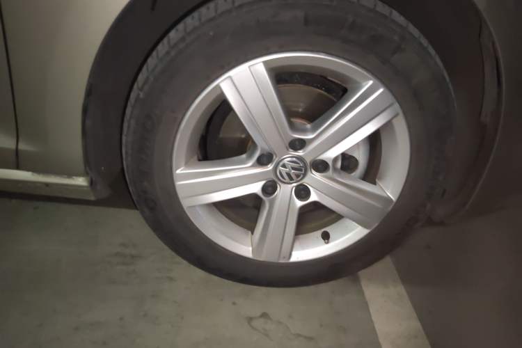 Used Volkswagen Golf 2015 1.4TSI Automatic Comfort Model Right Front Wheel Hub