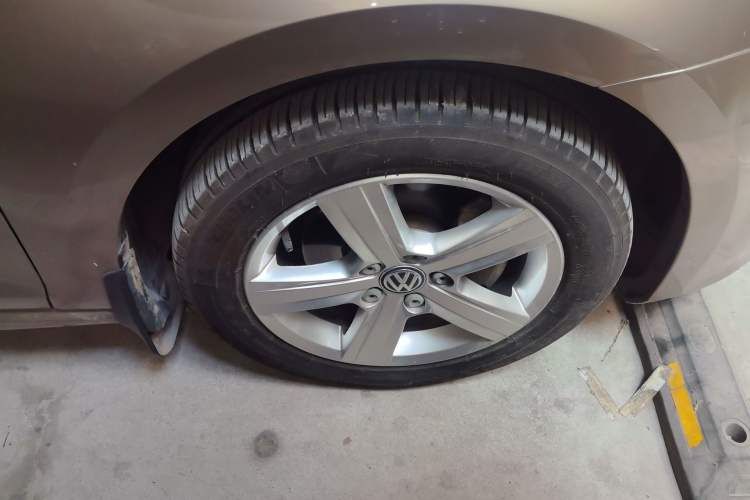 Used Volkswagen Golf 2015 1.6L Automatic Comfort Model Right Front Wheel Hub
