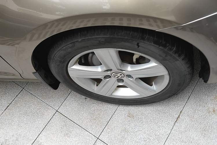 Used Volkswagen Golf 2015 1.4TSI Automatic Luxury Model Right Front Wheel Hub