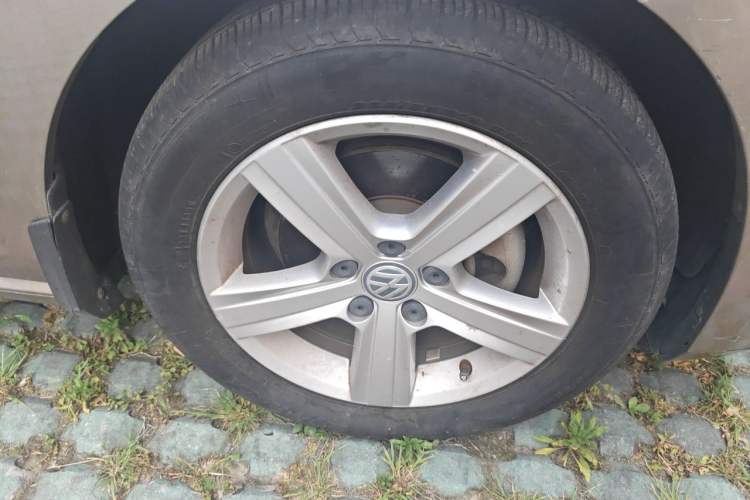 Used Volkswagen Golf 2015 1.4TSI Automatic Comfort Model Right Front Wheel Hub