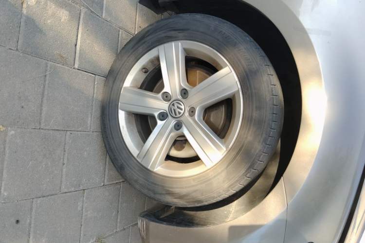 Used Volkswagen Golf 2015 1.6L Automatic Comfort Model Right Front Wheel Hub