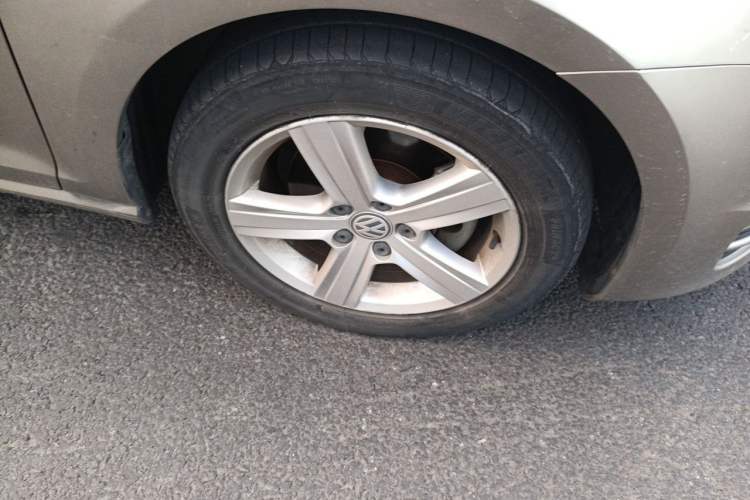 Used Volkswagen Golf 2015 1.4TSI Automatic Luxury Model Right Front Wheel Hub