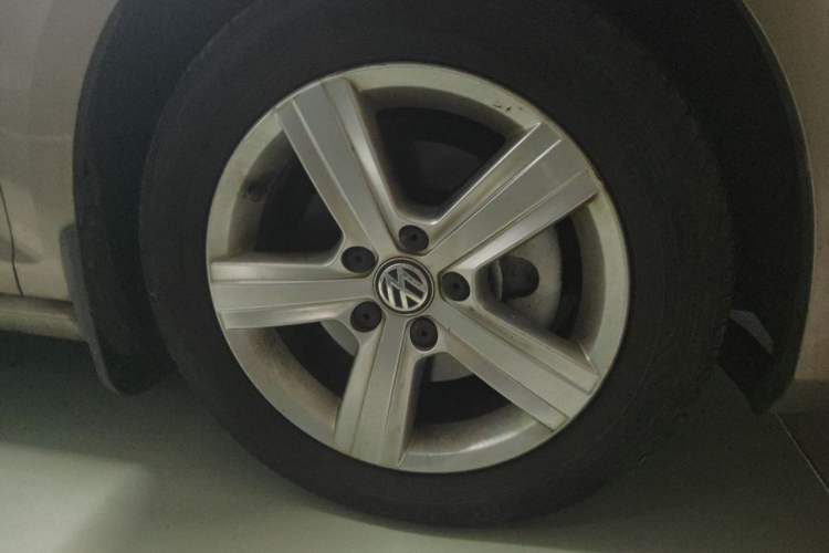 Used Volkswagen Golf 2015 1.4TSI Automatic Comfort Model Right Front Wheel Hub