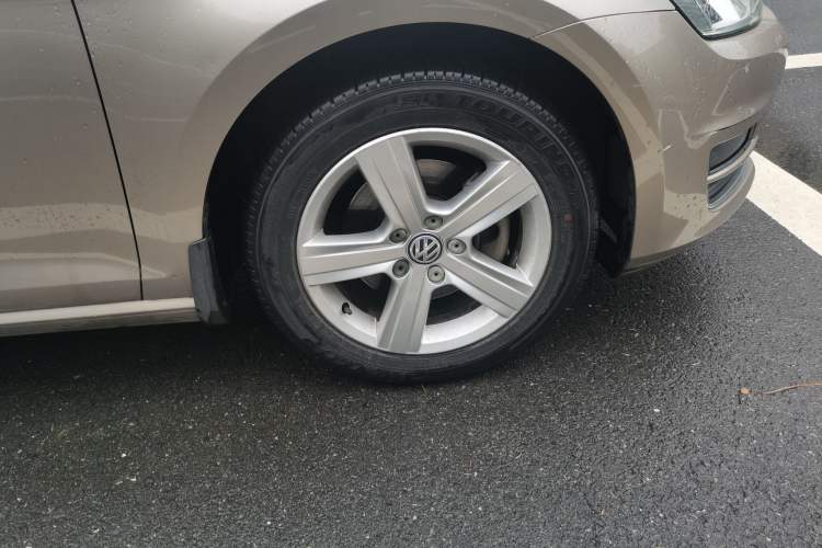 Used Volkswagen Golf 2015 1.6L Automatic Comfort Model Right Front Wheel Hub