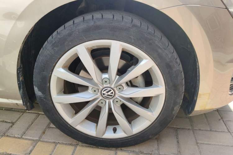 Used Volkswagen Golf 2015 1.4TSI Automatic Flagship Model Right Front Wheel Hub