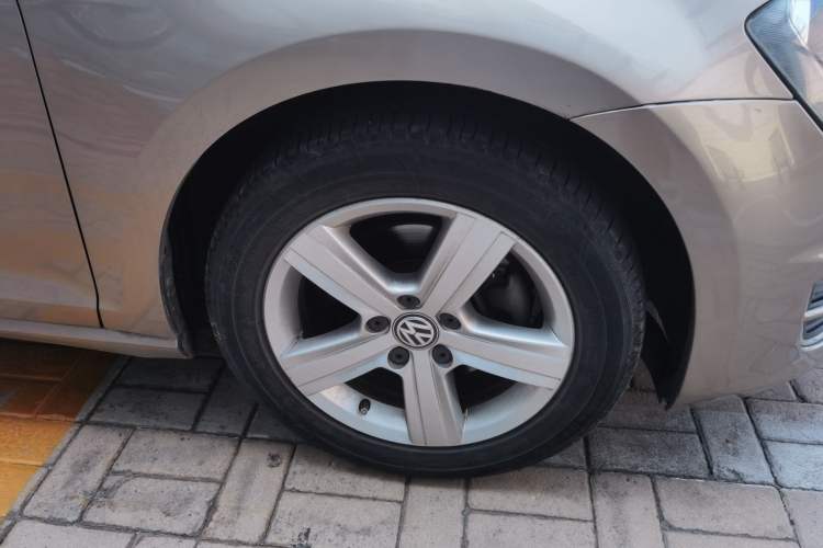 Used Volkswagen Golf 2015 1.6L Automatic Comfort Model Right Front Wheel Hub
