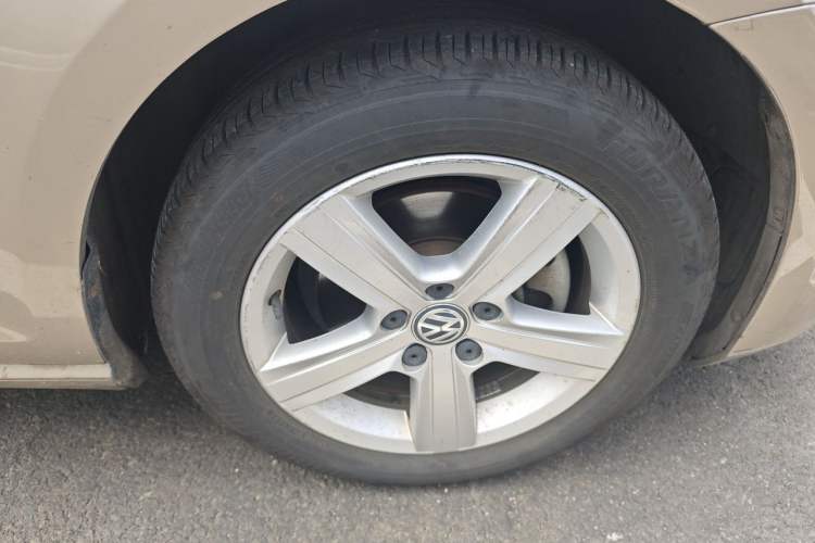 Used Volkswagen Golf 2015 1.4TSI Automatic Comfort Model Right Front Wheel Hub