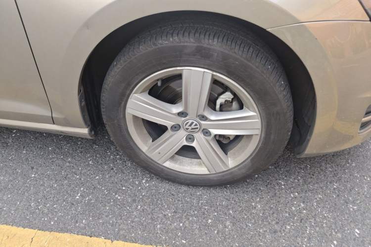 Used Volkswagen Golf 2015 1.4TSI Automatic Comfort Model Right Front Wheel Hub