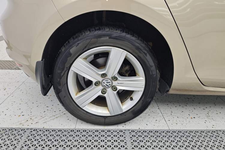 Used Volkswagen Golf 2015 1.6L Automatic Comfort Model Right Rear Wheel Hub