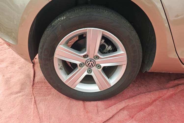 Used Volkswagen Golf 2015 1.4TSI Automatic Comfort Model Right Rear Wheel Hub