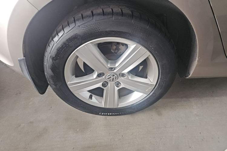 Used Volkswagen Golf 2015 1.4TSI Automatic Comfort Model Right Rear Wheel Hub