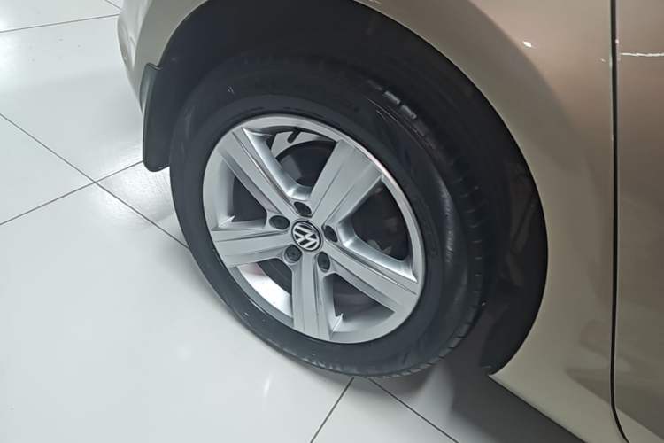 Used Volkswagen Golf 2015 1.6L Automatic Comfort Model Right Rear Wheel Hub