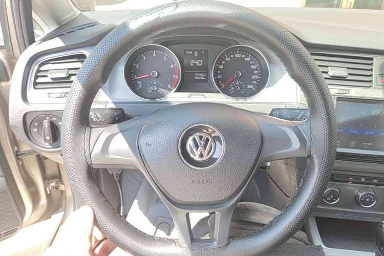 Used Volkswagen Golf 2015 1.6L Automatic Fashion Model Steering Wheel