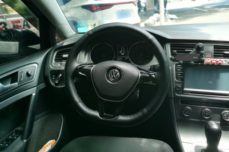 Used Volkswagen Golf 2015 1.6L Automatic Fashion Model Steering Wheel