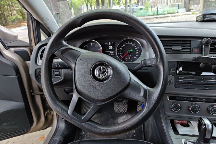 Used Volkswagen Golf 2015 1.6L Automatic Fashion Model Steering Wheel