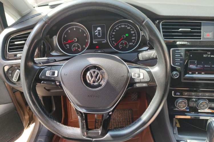 Used Volkswagen Golf 2015 1.4TSI Automatic Flagship Model Steering Wheel