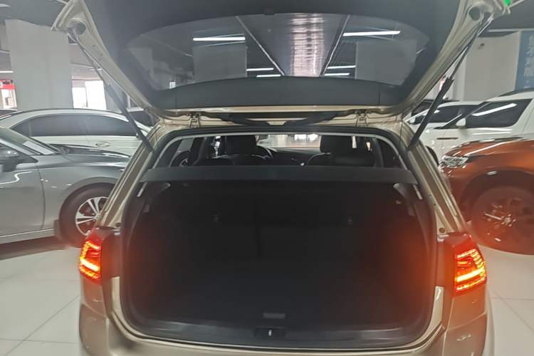 Used Volkswagen Golf 2015 1.6L Automatic Comfort Model Trunk
