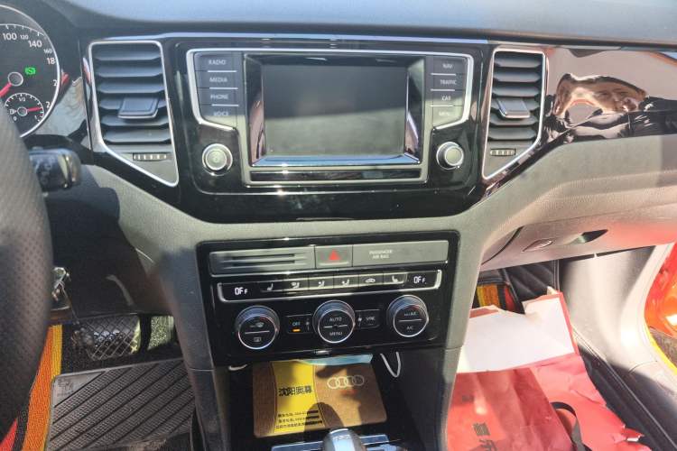 Used Volkswagen Golf 2015 1.4TSI Sportsvan Audio And AC Panel