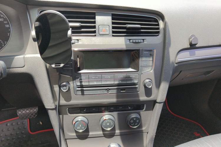 Used Volkswagen Golf 2015 1.4TSI Automatic Luxury Model Audio And AC Panel