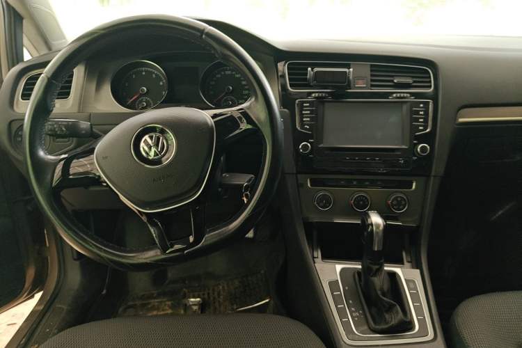 Used Volkswagen Golf 2015 1.4TSI Automatic Comfort Model Center Console