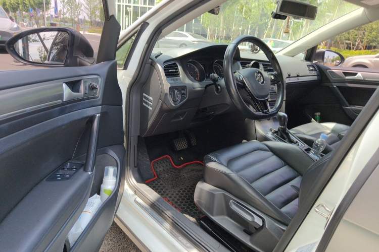 Used Volkswagen Golf 2015 1.4TSI Automatic Luxury Model Driver Seat